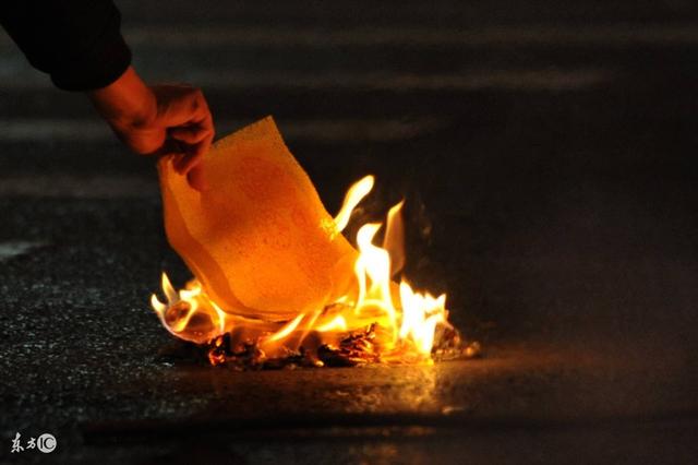 梦境解析,为何梦见别人在家门口烧纸钱,堵住回家的路? 梦境解析,为何梦见别人在家门口烧纸钱,堵住回家的路?