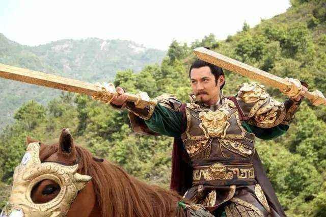 此武器只有臂力惊人的战神才能耍,重几百斤,用它的都一战成名