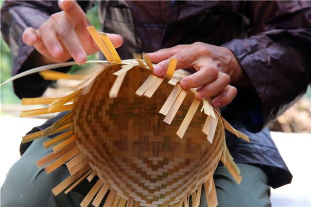 贵州黎平:侗寨"抱团"竹编 促农就业增收