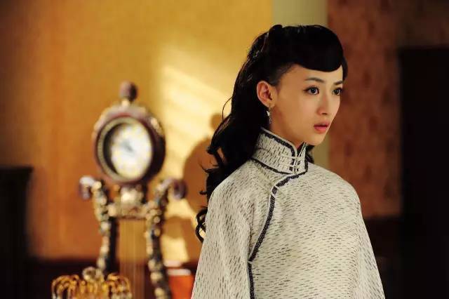 演完这部戏之后,《烽火佳人》的导演袁英鸣是这么说的:吴谨言是一人分