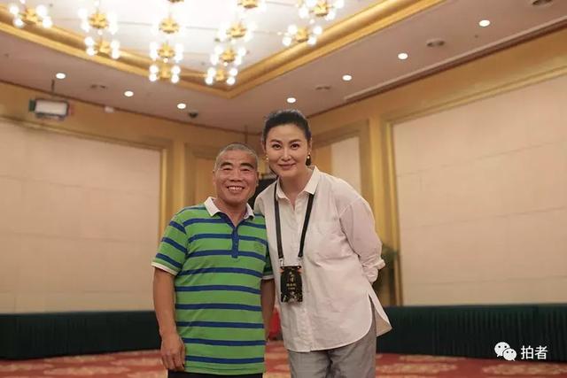 阮小七饰演者李冬果拥抱服装管理老师连琏.
