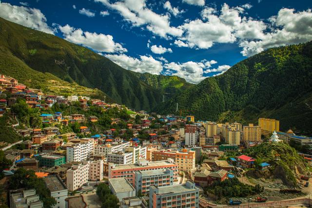 白玉县,人口只有几万,高原风光令人耳目一新