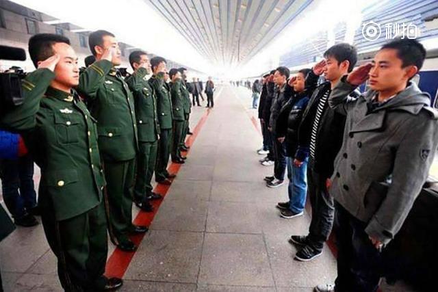 为什么军人回家探亲,却不能穿军装?看完心情复