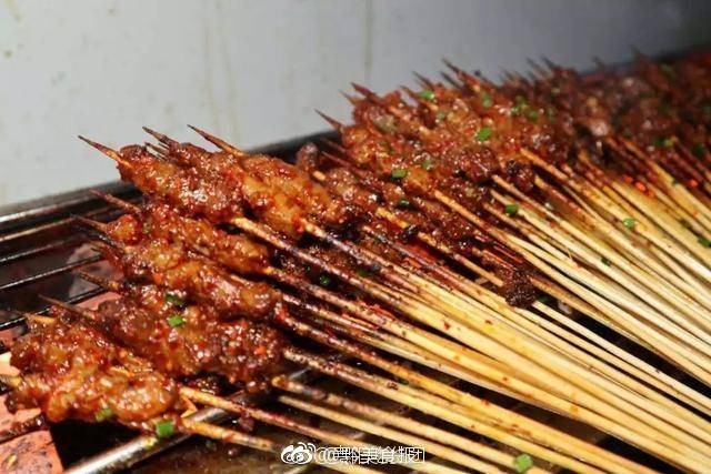 竹签烤肉有烤肉和烤牛肉两种,味道也分为酱爆和麻辣的.