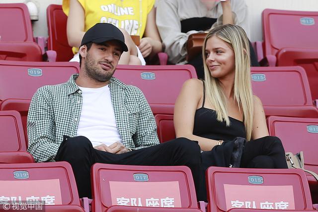 帕托超模女友亮相权健主场,还是热巴好看?