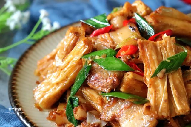 五花肉和腐竹一起烧,鲜香下饭,油而不腻,吃一次就上瘾一辈子