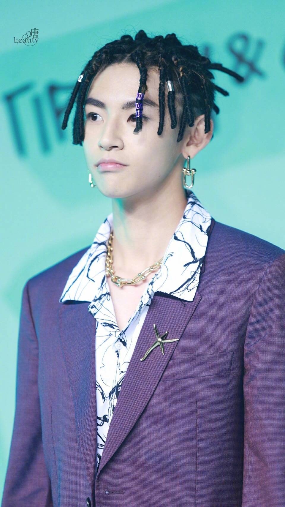 小鬼王琳凯现身品牌活动,一身紫色西装