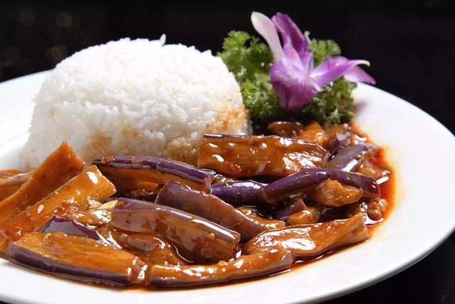 食材长条紫茄子两根,猪肉馅100克,油适量,盐适量,料酒适量,湿淀粉适量