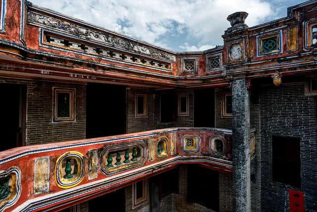 这就是蔡家大院,蔡家大院位于我国的海南留客村,是一座中西合璧的建筑