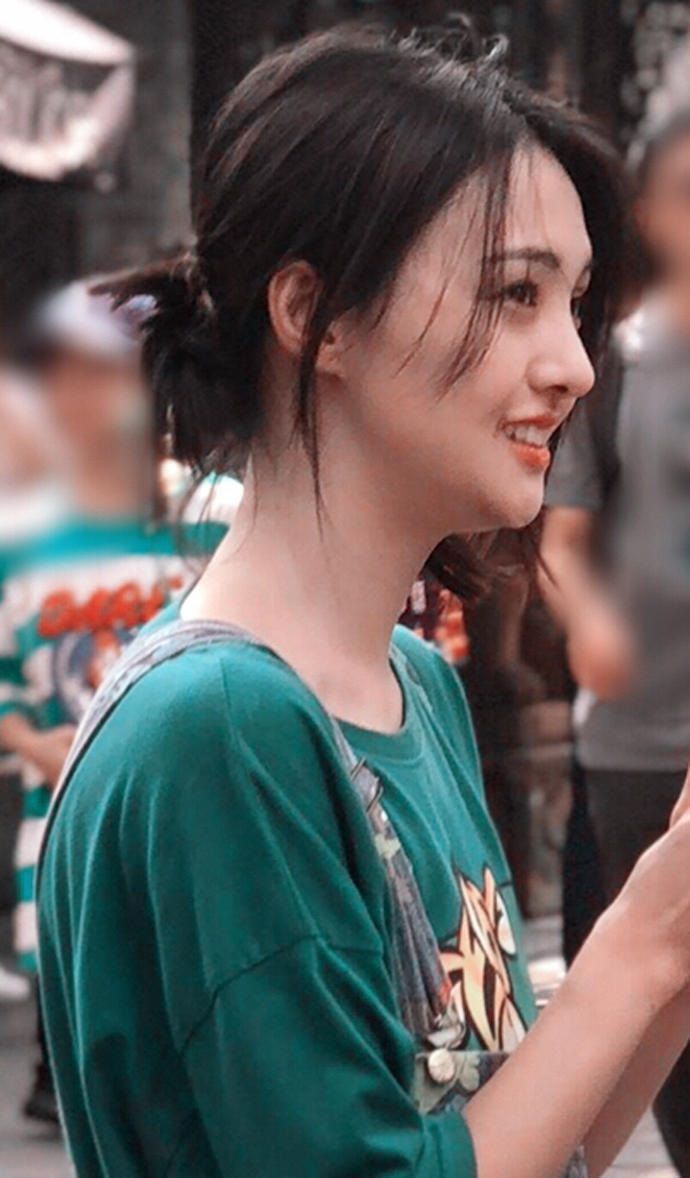 郑爽现身成都街头打麻将太接地气!伤口疤痕久久未去惹粉丝心疼