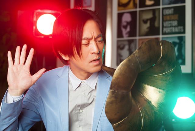 他的身份在歌手中还是比较特殊的,向这样的"牙医歌手"标签也是第一次