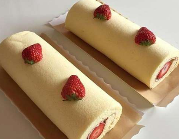 草莓又叫红莓,洋莓,地莓等,是一种红色的花果.