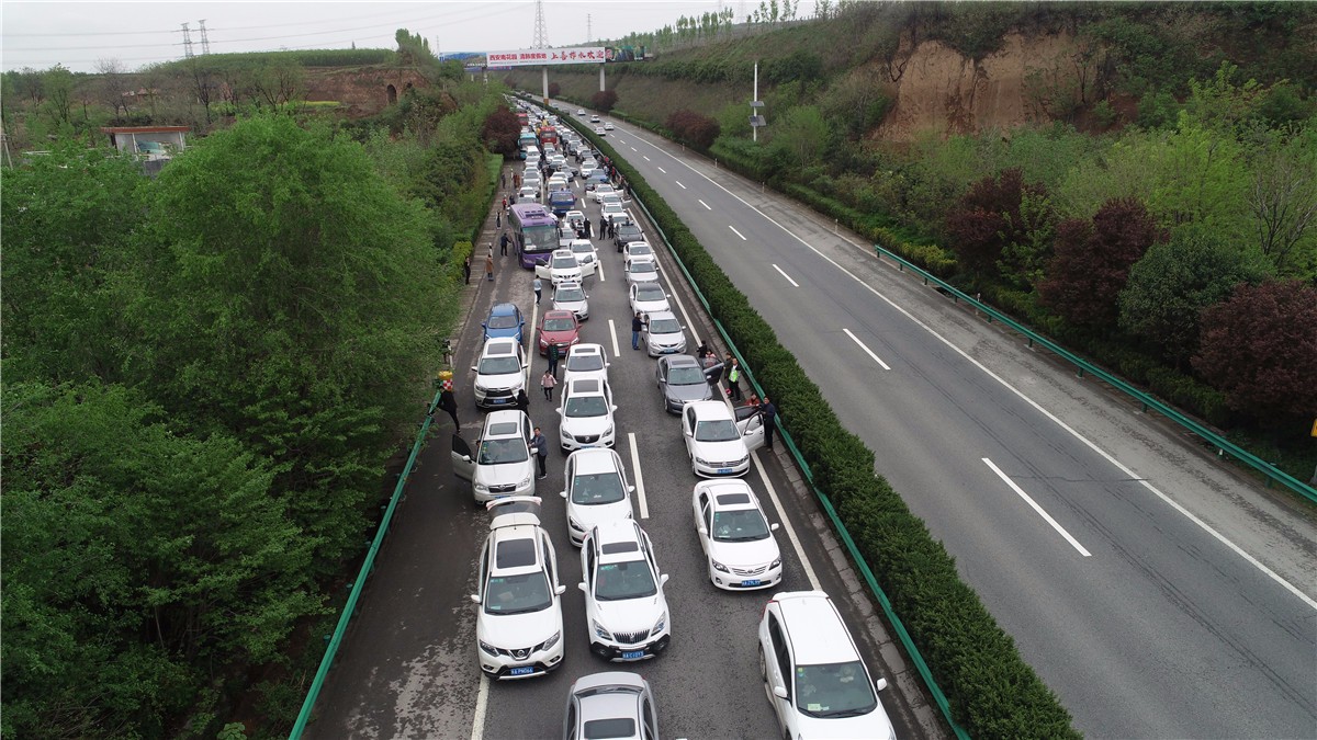 清明节高速免费车辆堵长龙 高速路上跳舞打牌和遛娃