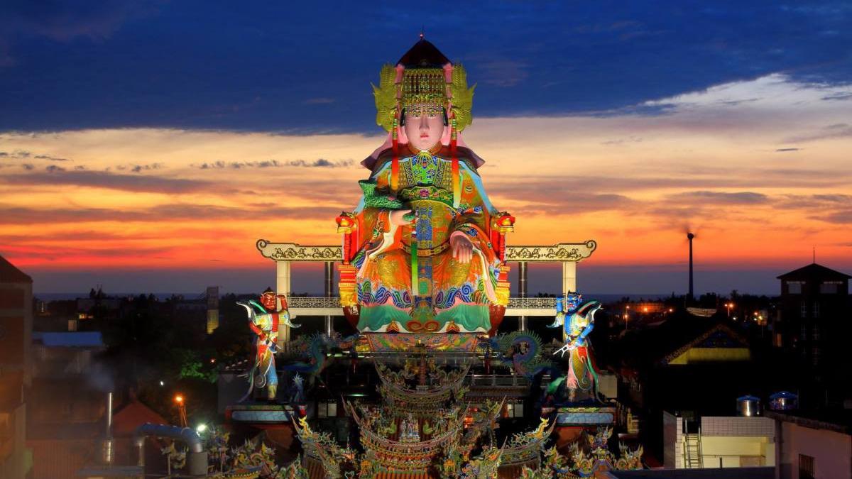 台湾竹南龙凤宫有着全东南亚最高的妈祖雕像