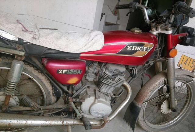 正品ax100是二冲车型,在那个时代衍生出了许多四冲程车型,但是还是