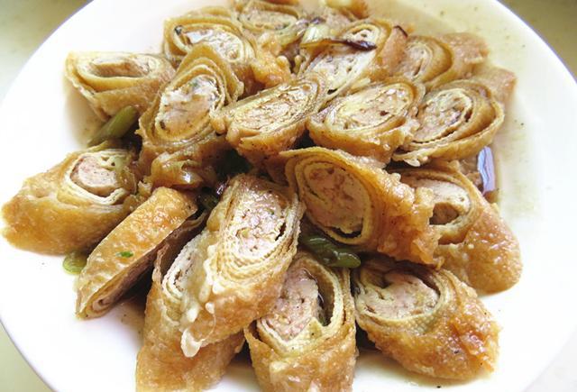 5, 将卷煎摆在白菜上,将煮开的汤汁倒入碗中