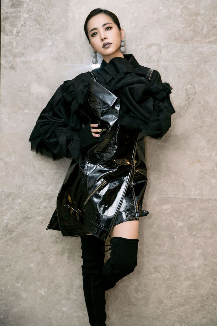 蔡依林为演出效果,竟敢把过膝长靴当裤子穿,网友:还嫌不够矮吗