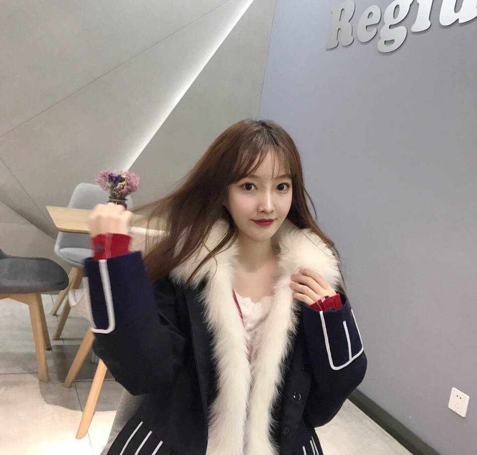 美女校花 湘潭大学 张雪儿 爱好逛街 打游戏 唱歌 护肤 身高161cm 体