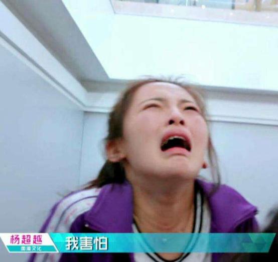 都是在节目中哭，村花杨超越路人缘猛增，为何朱天天却被嘲？