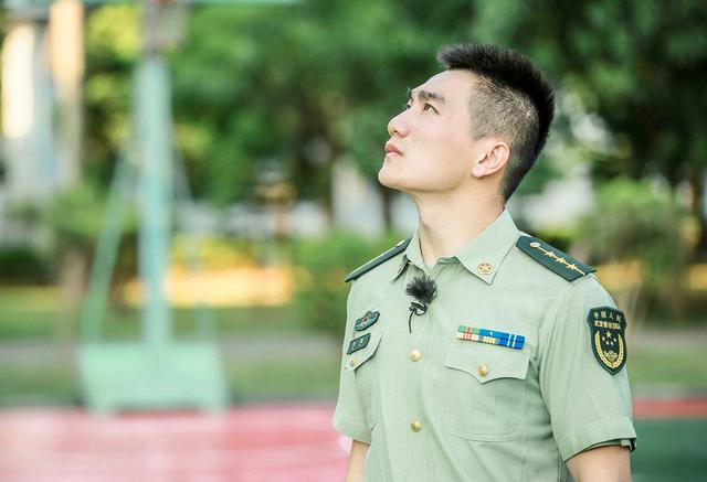 张馨予老公何捷穿上军装硬朗帅气,没想到换上私服照样魅力十足