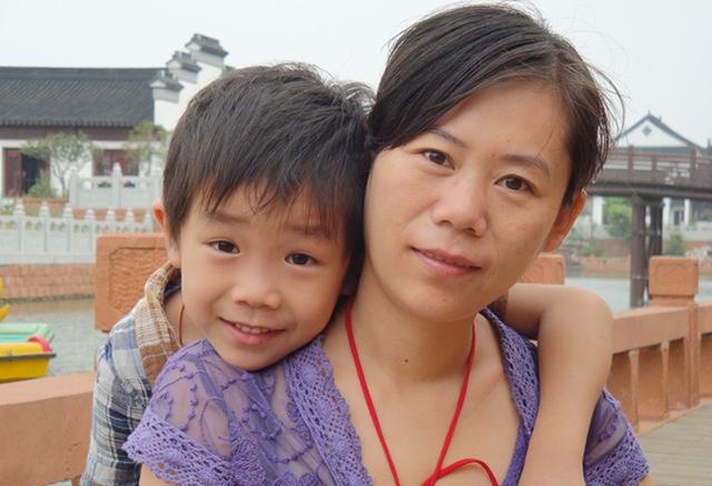 小斌子突然被爸爸呵斥道,立刻就回了句" 我坐妈妈腿上怎么了,我现在要