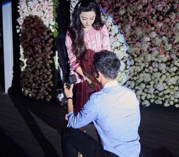 张馨予结婚酒店门口豪车遍地新郎何捷被网友痛批丢军人的脸