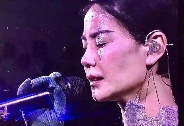 明星耳朵上的耳返是什么?易烊千玺王源都用,它的作用大着呢