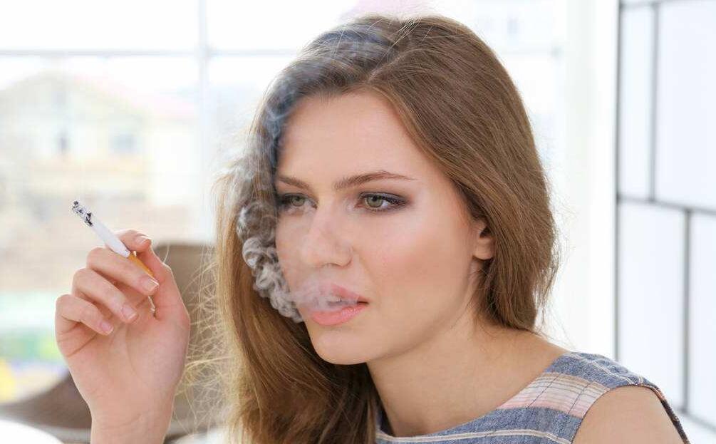 道德绑架的时代,女人吸烟为何总是格格不入?