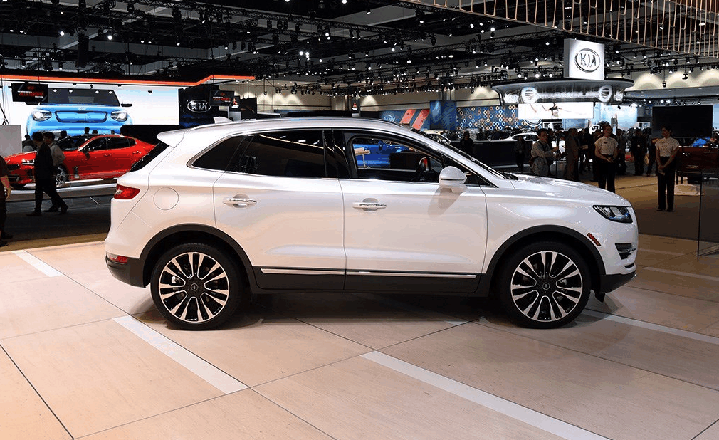 不过话说,全新的林肯mkc让人乍一看还以为是长城魏派vv7呢,因为在logo