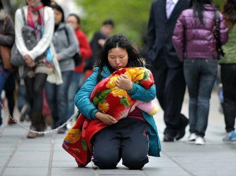 七张让人澿然泪下的母爱照,妈妈真的太伟大,看一次哭一次