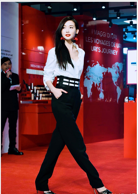 林志玲身穿白色低胸衬衫搭配黑色高腰裤亮相活动凸显高挑的身材