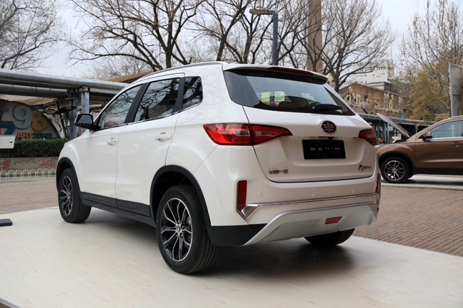 大写的c静态体验一汽奔腾seniar7c