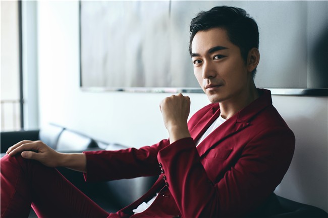 恒温系暖男朱泳腾红装亦时尚