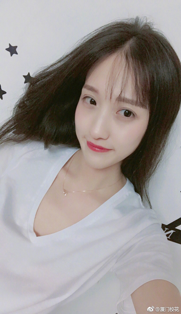 她叫刘沫含,93年,毕业于潍坊学院,现在是青岛航空空乘