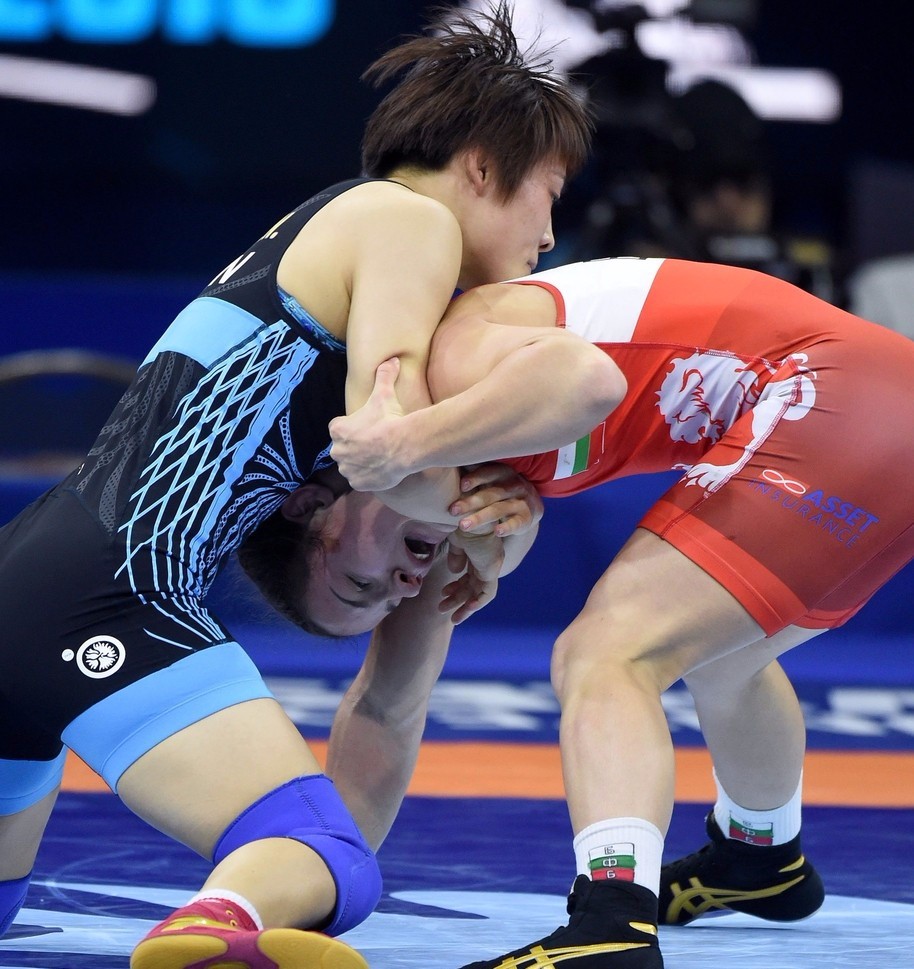 我们要记住冷门项目为国争光的运动员,57公斤级摔跤荣宁宁夺冠