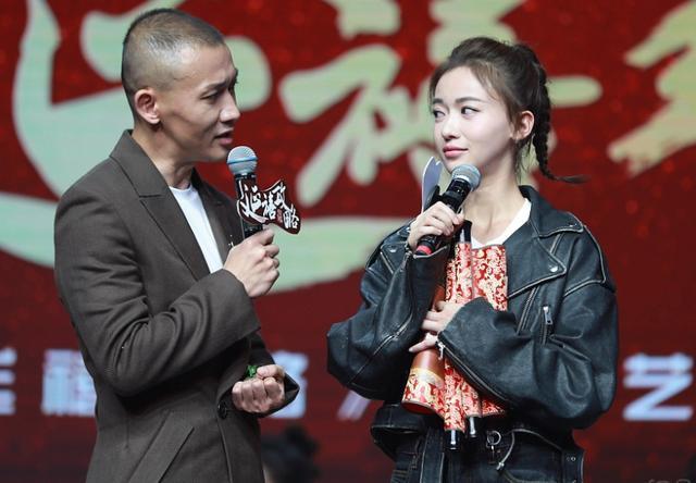 《延禧攻略》庆功宴, 吴谨言和秦岚以及聂远亲密拥抱,攀谈!