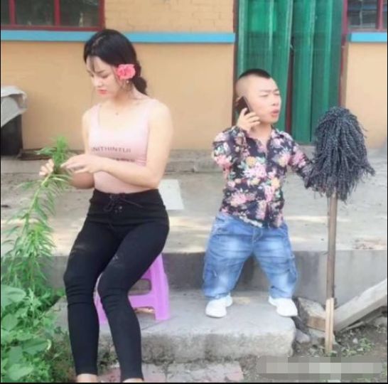 小矮子和漂亮媳妇拍写真,鲜花果然插在牛粪上!