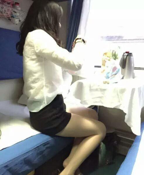 1,火车卧铺对面的美女,我现在到站了,该不该下车?在线等,急!