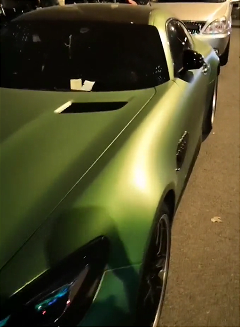 215万奔驰amg现上海,车漆绿色很骚气,但车牌号更是吸睛!