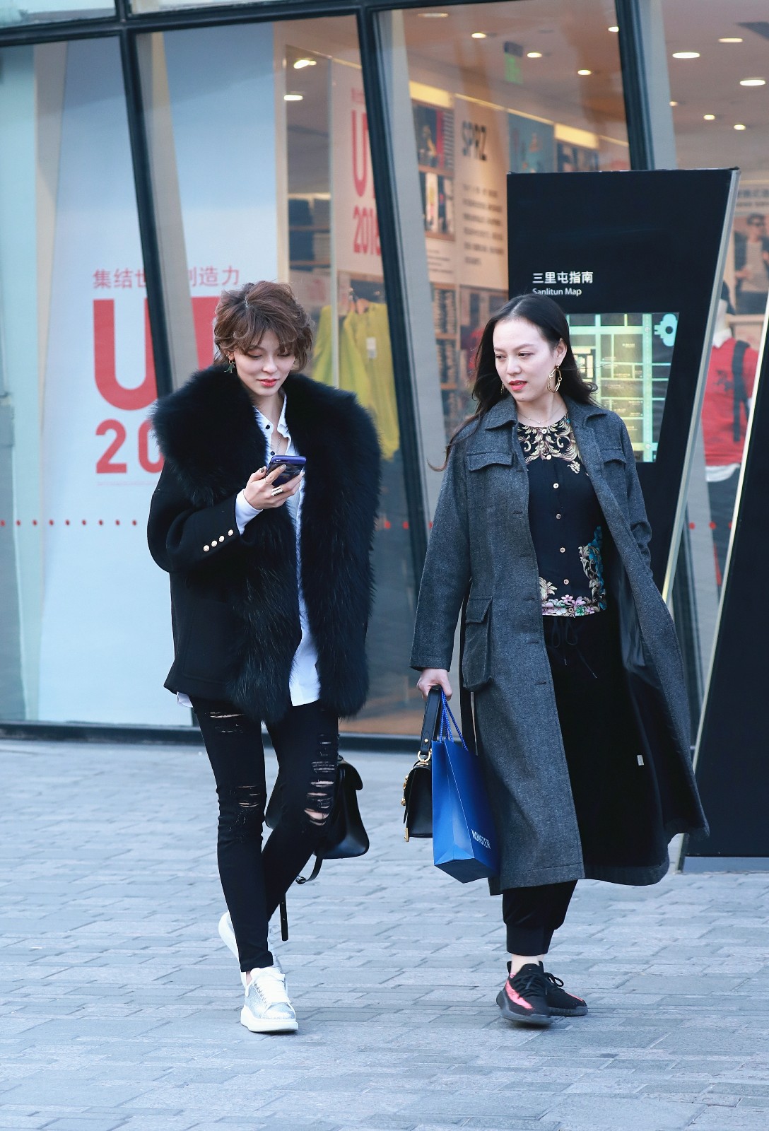 三里屯太古里广场上,两位正在逛街的闺蜜.