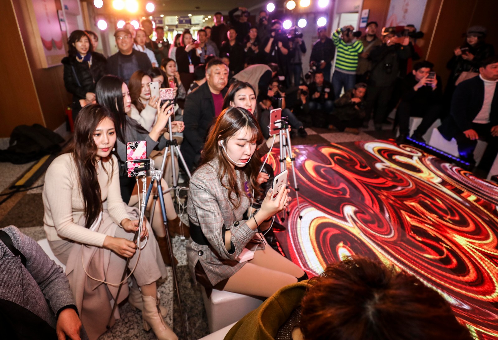 t台秀场空间小 网红美女手机直播助阵观众猛增到30万