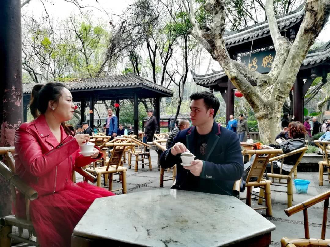 成都茶馆座无虚席外国游客学中国人饮茶动作似模似样