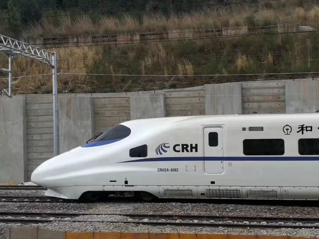 第一列和谐号动车驶入大理站