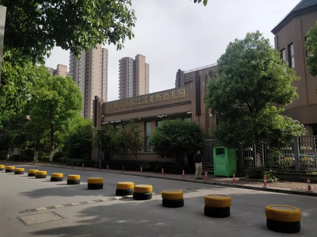 网曝幼儿园让孩子集体脱裤拍毕业照涉事班级全体家长有话要说