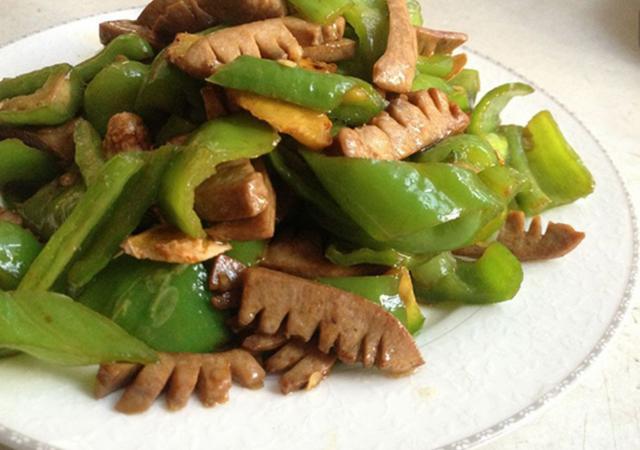青椒炒腰花的家常做法,做法非常的简单,香鲜味美让人垂涎三尺
