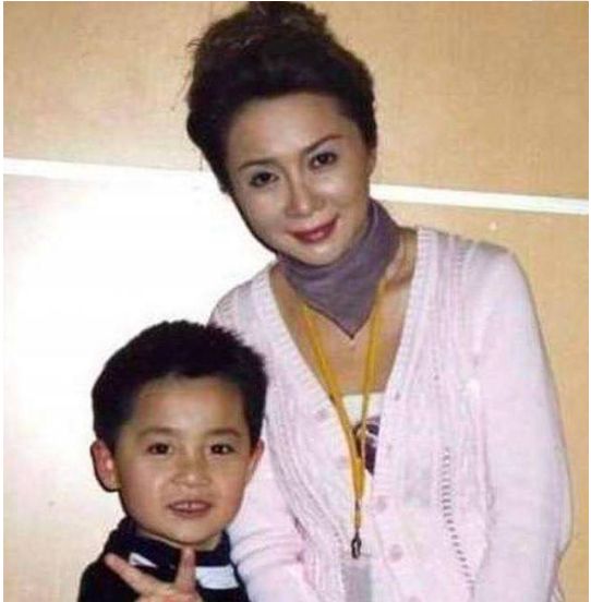 57岁蔡明神秘老公罕见曝光,恩爱33年,她儿子电影你一定看过