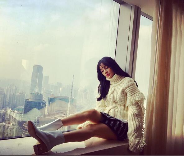 李小璐草地晒自拍,性感大红唇,低胸小短裙,漏出事业线