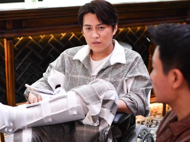 敬业男神"靳东"坐轮椅进剧组, 新剧期望值爆棚!