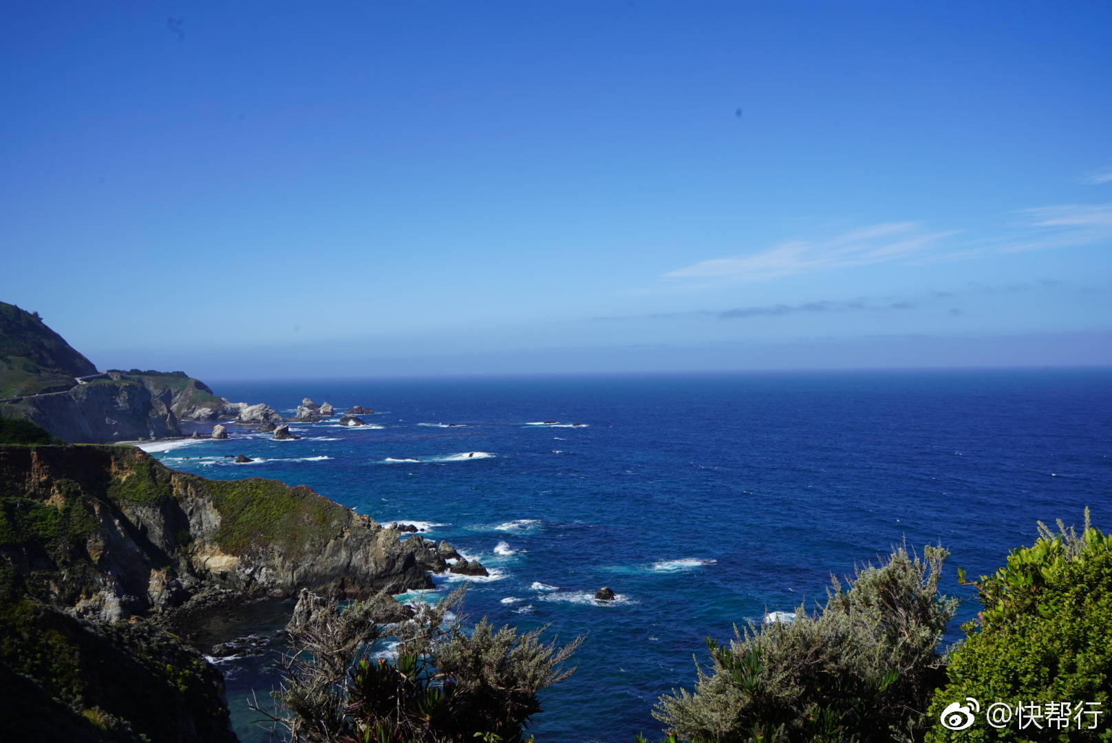 美国加州一号公路的美景,满眼望去都是蓝色的,海天相接