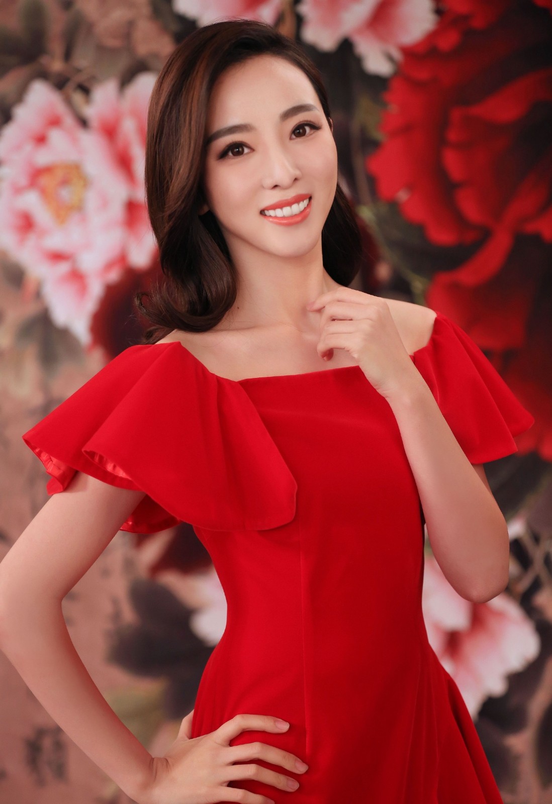 美女主持人李思思清新脱俗台风稳健大方